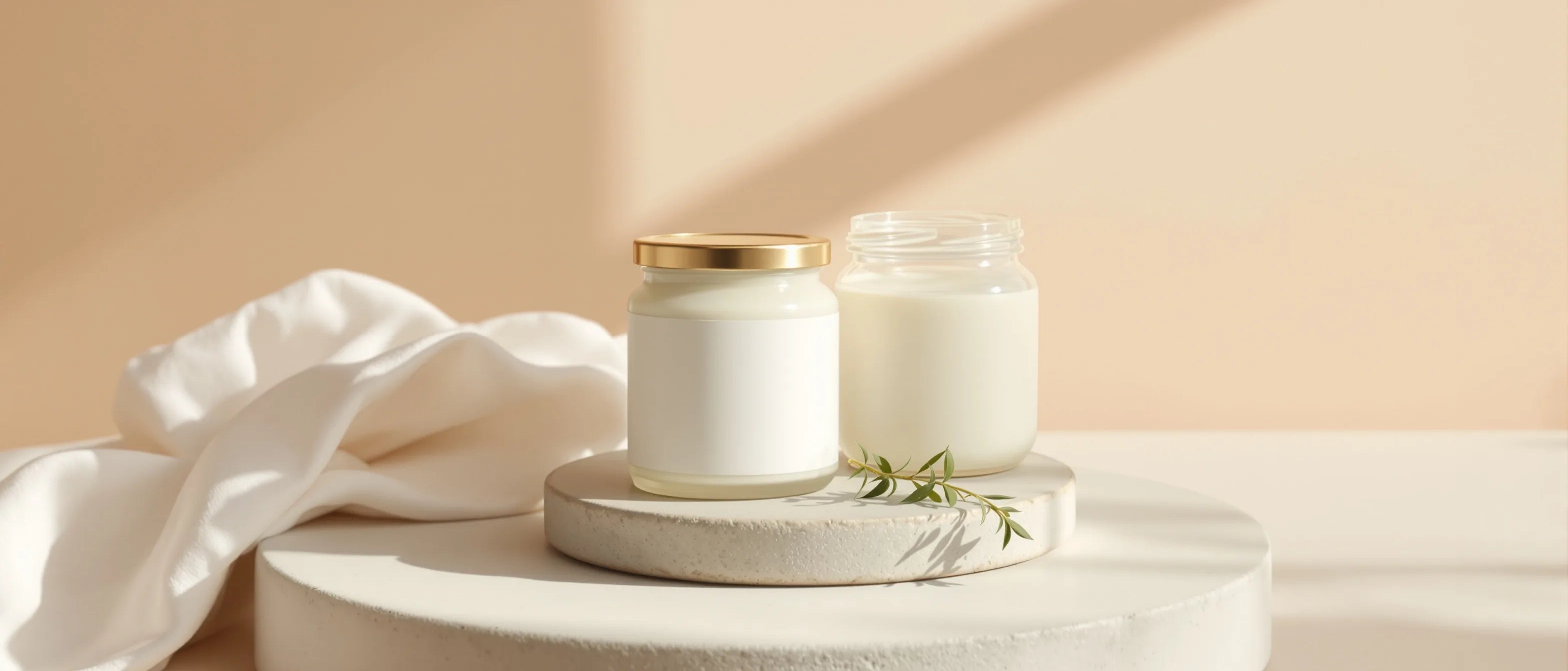 Milde Pflegecreme im schlichten Tiegel neben Rindertalg-Balsam – Penaten im Vergleich, Tays Natural