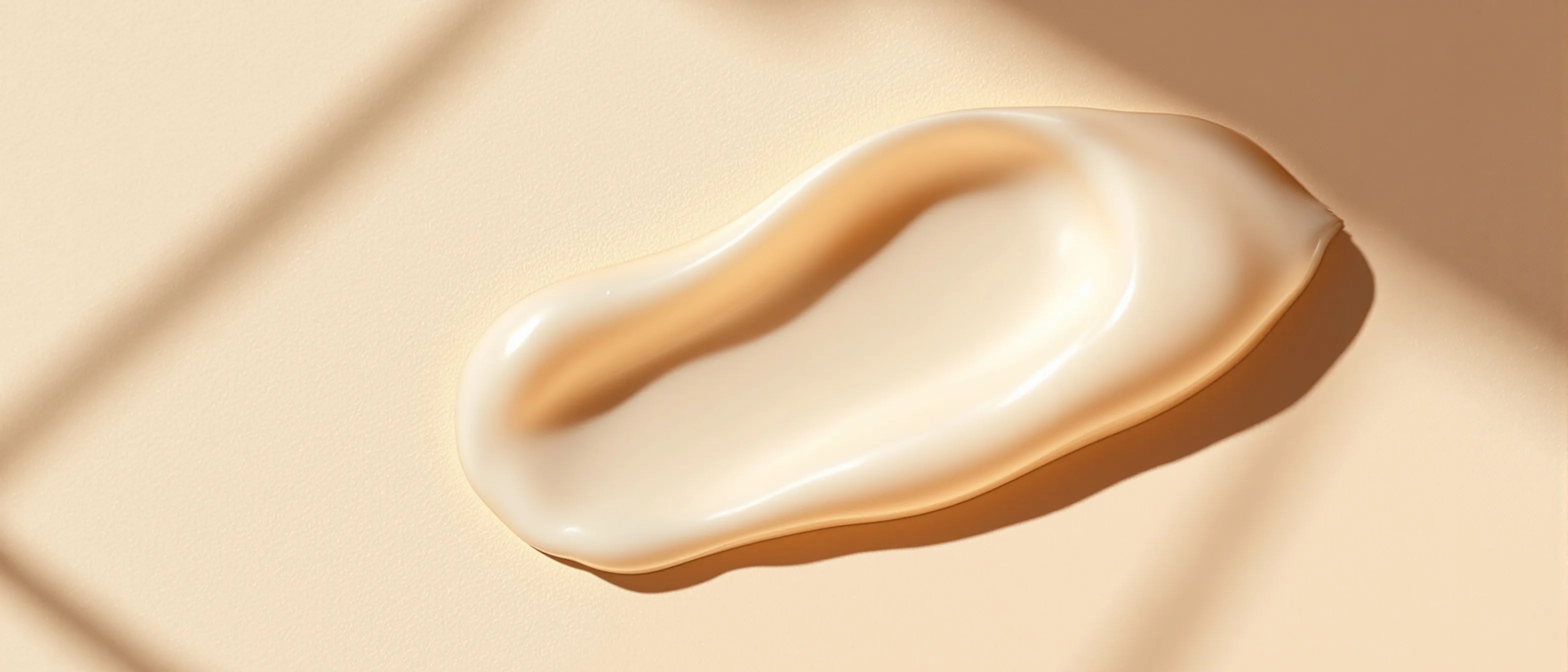Feuchtigkeitscreme mit Tropfen auf trockener Fläche – Urea, Tays Natural