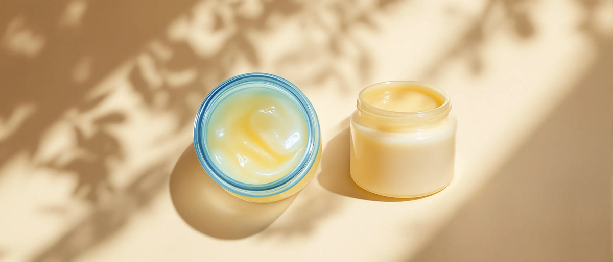 Vaseline-Tiegel neben schlichtem Rindertalg-Balsam-Tiegel – Vergleich, Tays Natural