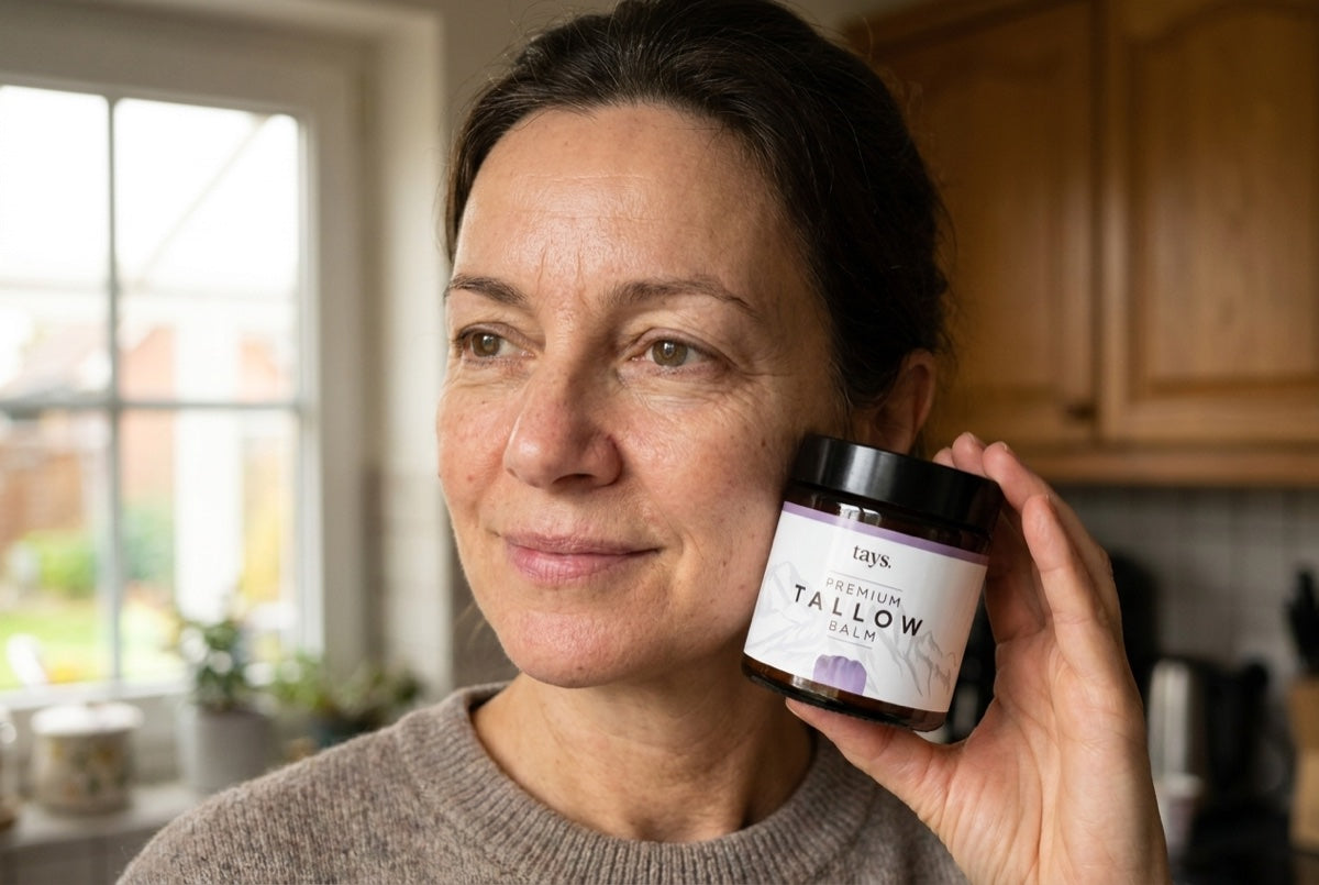 Zufriedene Kundin hält das Tays Tallow Balm Glas