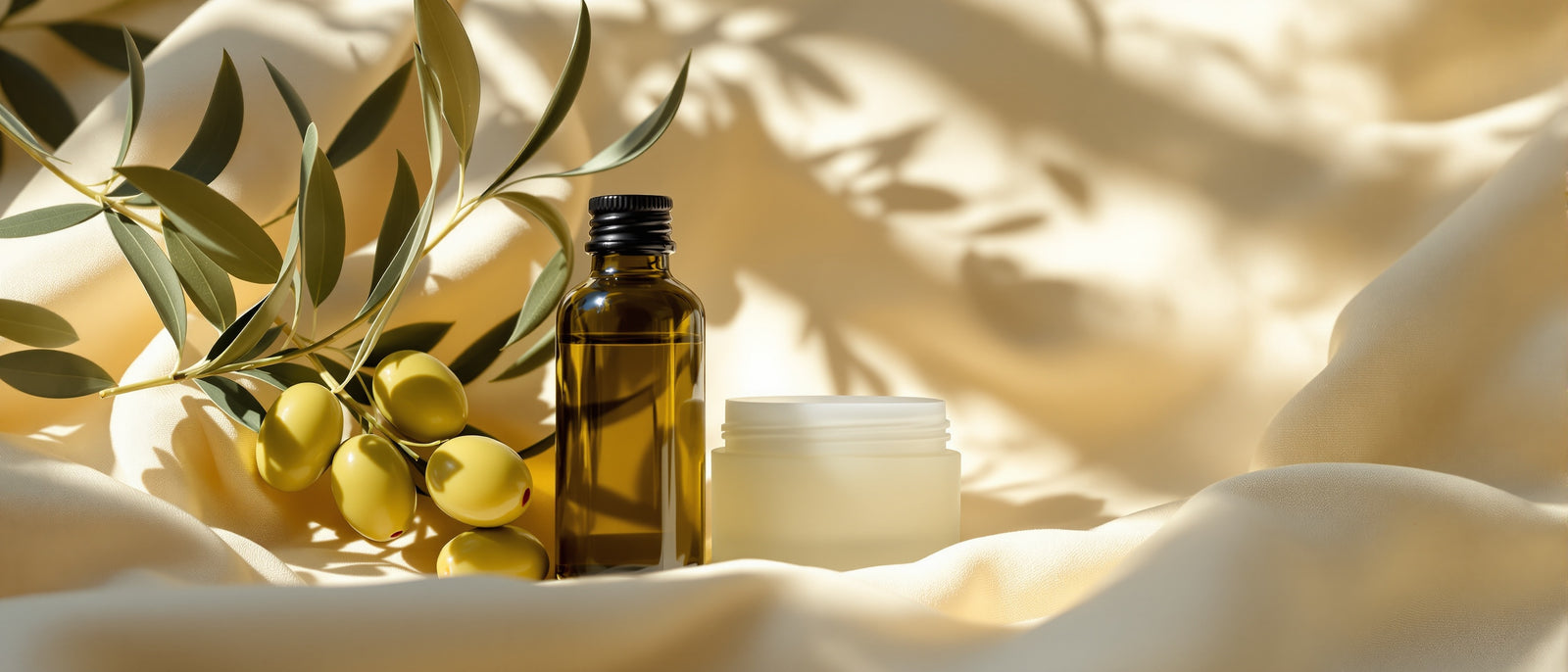 Olivenzweig und Olivenöl neben schlichtem Cremetiegel – Olivenöl für die Haut, Tays Natural