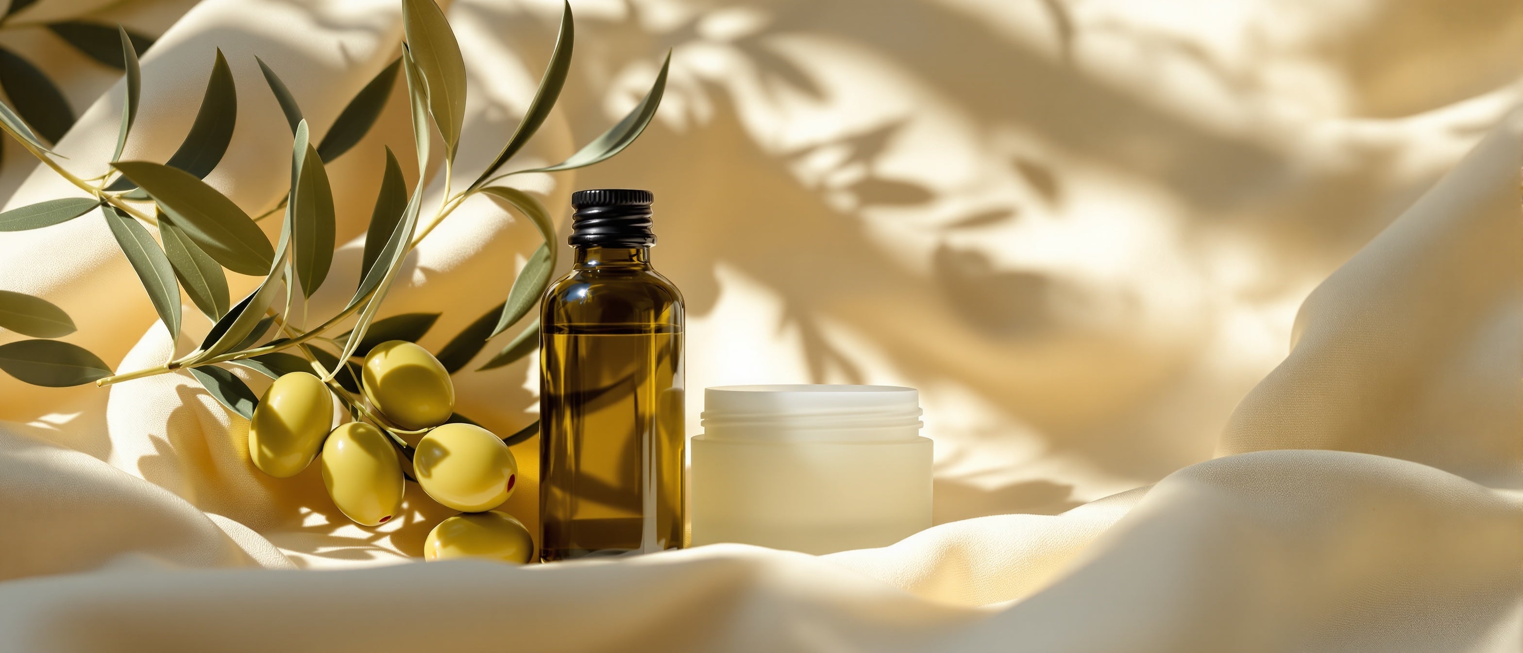 Olivenzweig und Olivenöl neben schlichtem Cremetiegel – Olivenöl für die Haut, Tays Natural