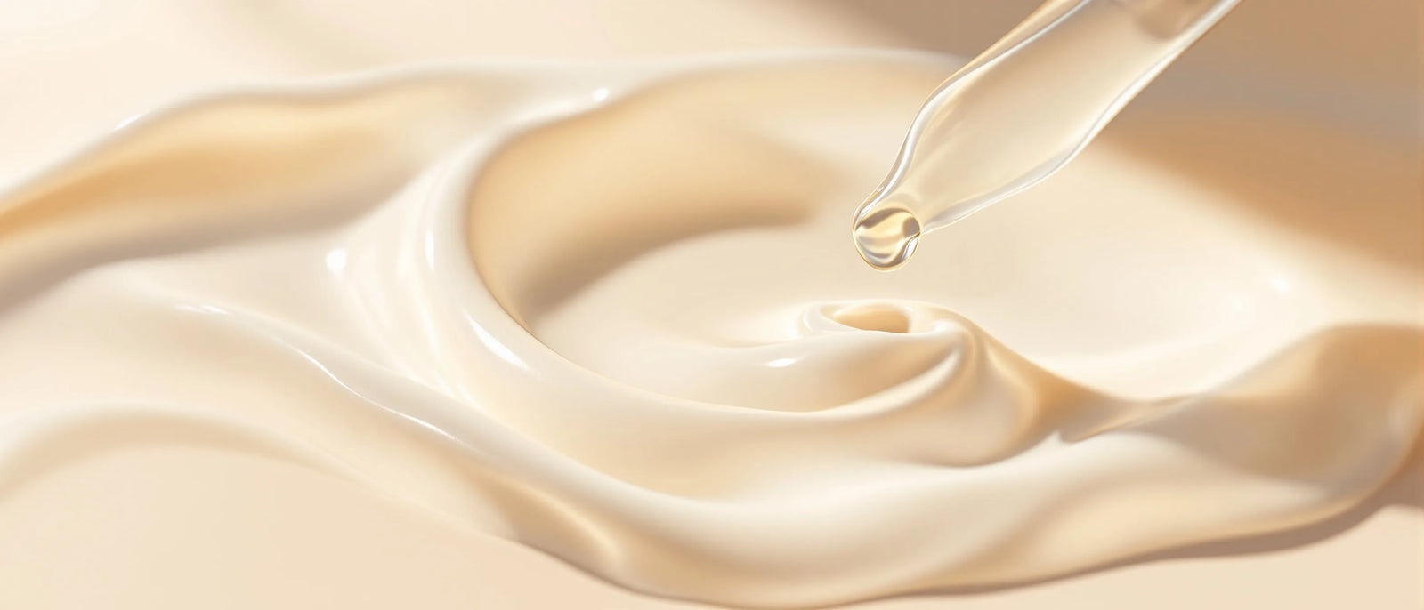 Feste, geschmeidige Cremetextur mit Pipette – Peptide für die Haut, Tays Natural