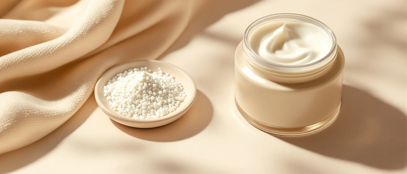 Weißes Zink-Mineralpulver neben beruhigender Creme – Zink für die Haut, Tays Natural