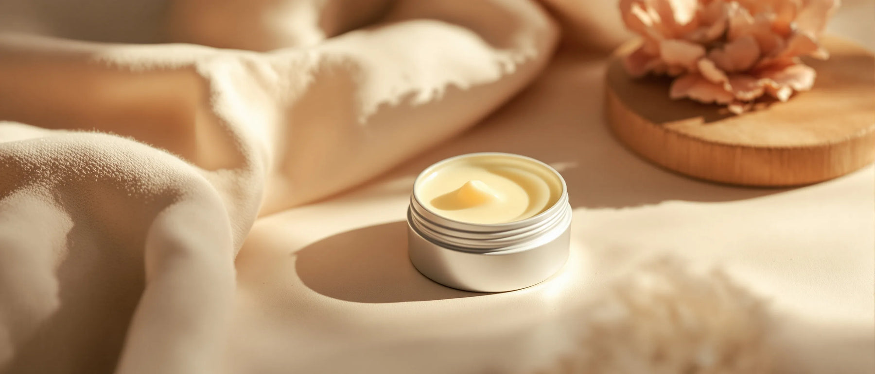 Natürlicher Lippenbalsam aus Beef Tallow in einem kleinen Tiegel