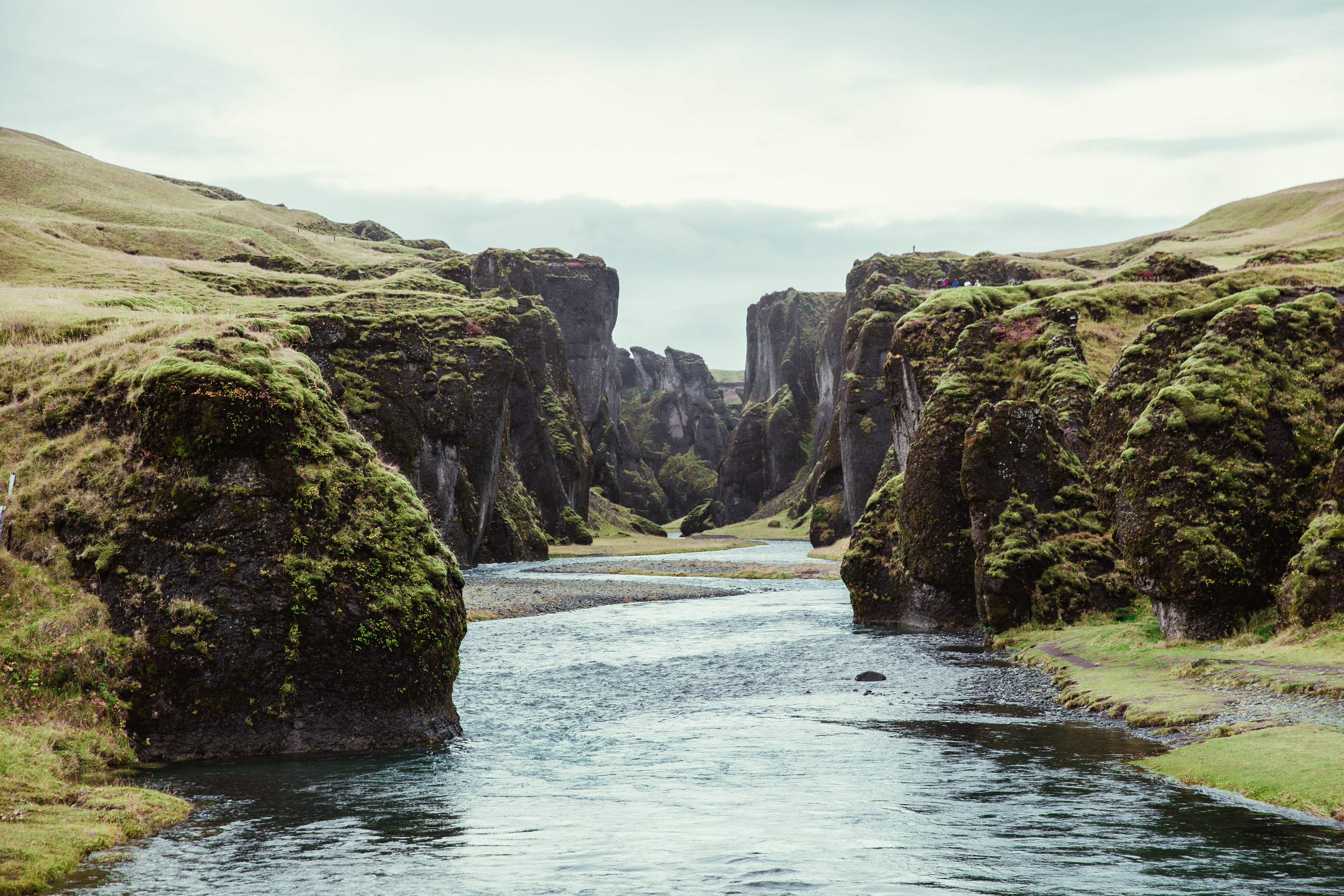 Fluss durch Schlucht Hintergrundbild