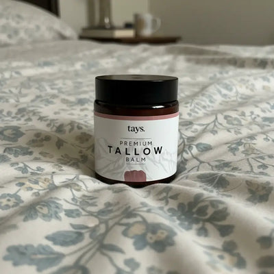 Glas Tallow auf einem Bett