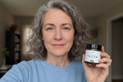 Eine Frau mit einem Glas Creme von tays