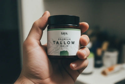 Ein Glas Beef Tallow in einer Hand